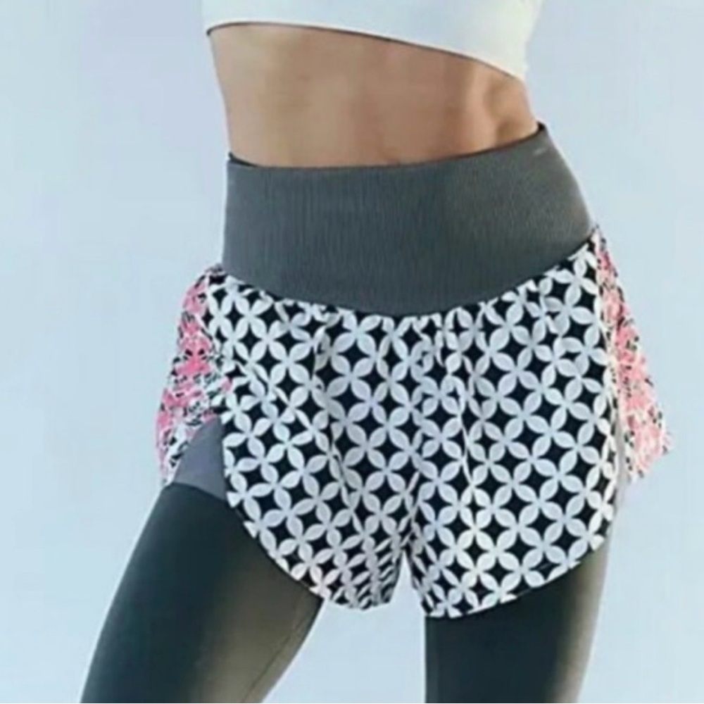 Free people
FP Movement Carpe Diem Geo
Printed High Rise Shorts
NWOT sz M - Picture 4 of 4
